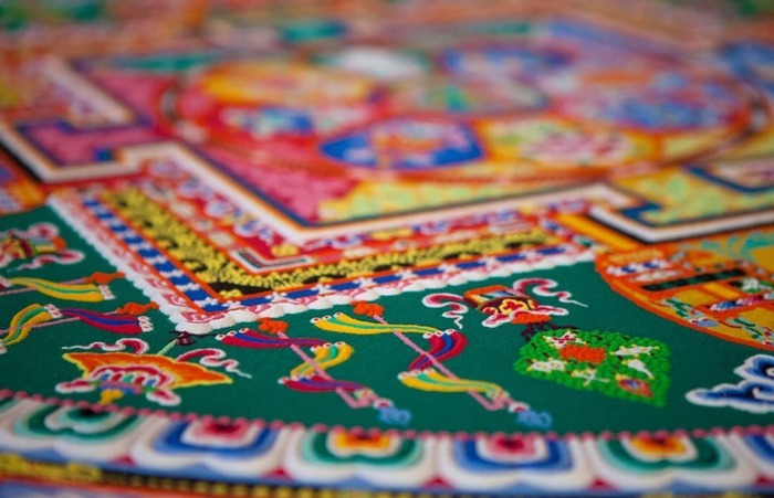 Cận cảnh mạn đà la Lục Quán Âm (Green Tara) đã được hoàn tất, do chư tăng của Tu Viện Drepung Loseling kiến tạo tại Agnes Scott College, ở Atlanta, Georgia, năm 2009. Ảnh: © Zlatko Unger