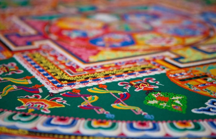 Un primo piano di un mandala completo di Tara verde creato da monaci di Drepung Loseling al college Agnes Scott di Atlanta, Georgia, nel 2009. Immagine: © Zlatko Unger