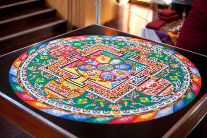 Gambar utuh sebuah mandala Tara Hijau yang lengkap, dibuat oleh para bhiku dari Drepung Loseling di Agnes Scott College di Atlanta, Georgia, pada 2009. Gambar: © Zlatko Unger