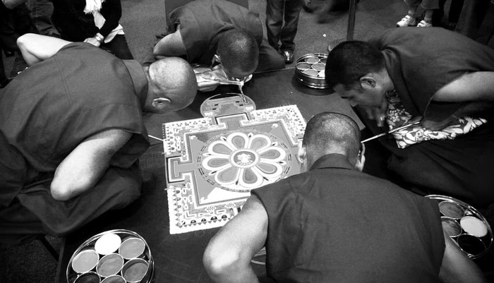 Para bhiku dari Tashi Lhunpo membuat mandala pasir Vajrasattva di Nottingham, Inggris, pada 2008.